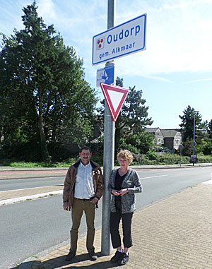 raadslid Mohamed Ezhar en fractie-assistent Margit Kistemaker bij het nieuwe plaatsnaambord van Oudorp bij de Halvemaansbrug. 